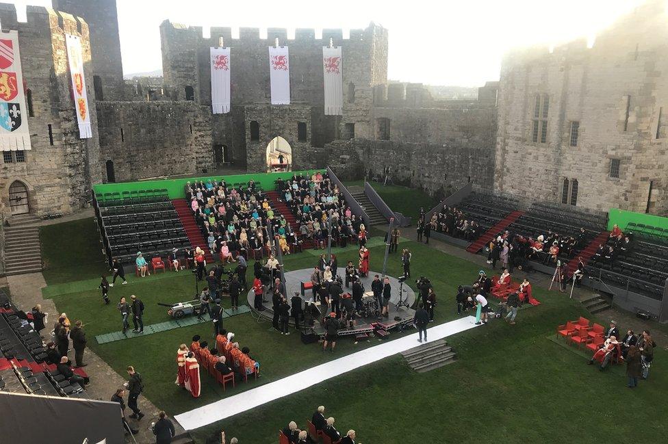 Castell Caernarfon wedi ei ail-greu