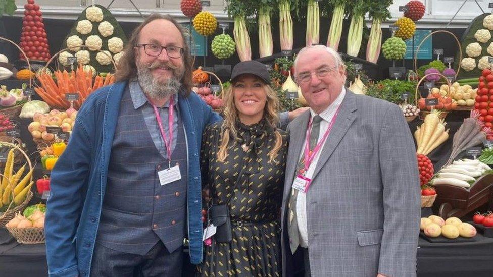 Medwyn gyda'r cerddor a'r cyflwynydd Cerys Matthews a David Myers, o'r Hairy Bikers