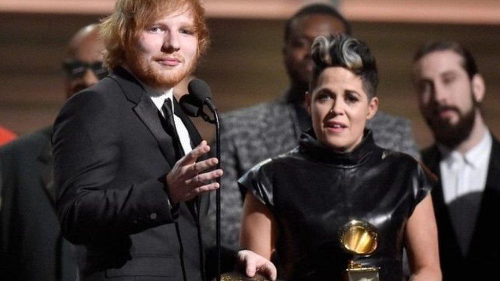 Ed Sheeran ac Amy Wadge yn seremoni'r Grammys yn 2016