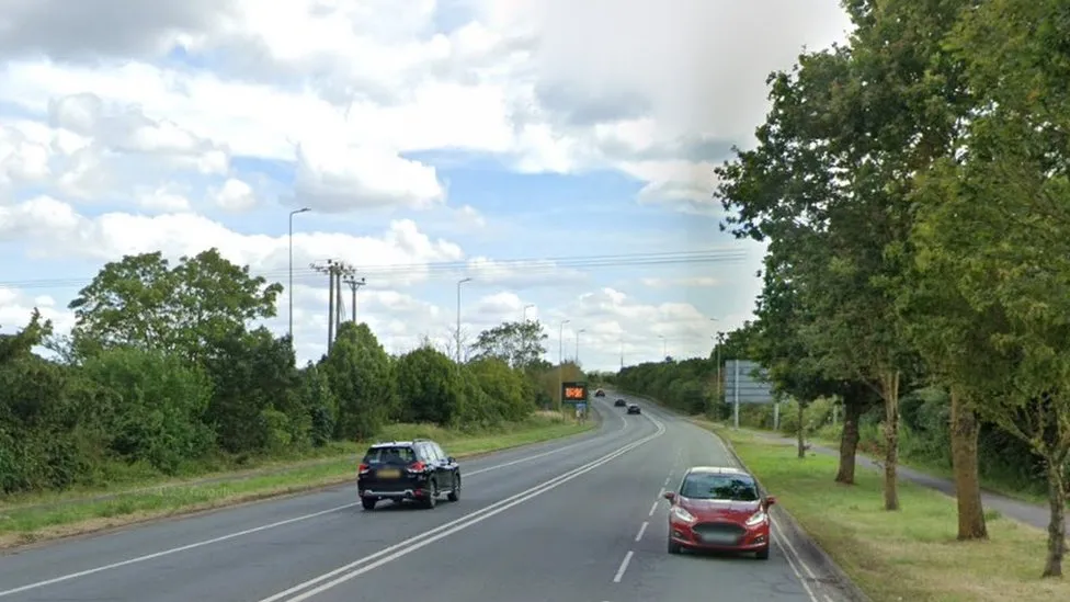 Oxford Road looking towards Oxford from Kidlington, with four cars on the left hand lane and another driving towards Kidlington in the right hand lane 