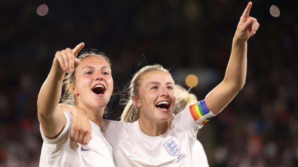 Lotte Wubben Moy and Leah Williamson celebrate at euros 22