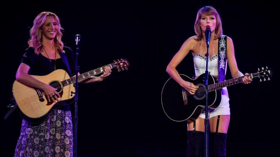 Lisa Kudrow and Taylor Swift on stage