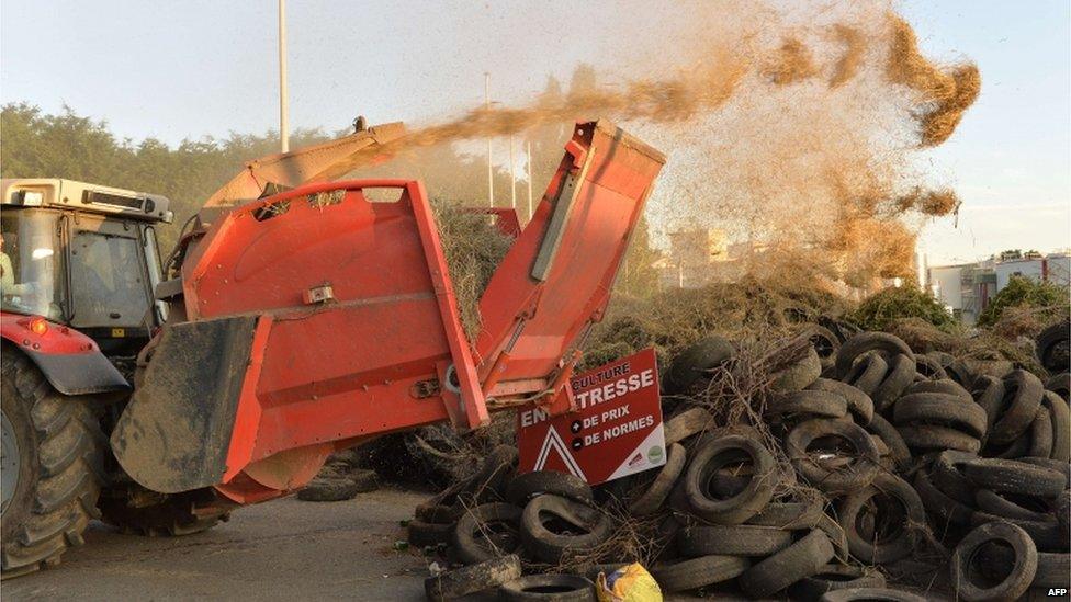 Tyres and slurry dumped at the Lactalis dairy plant in Bouvron (23 July)