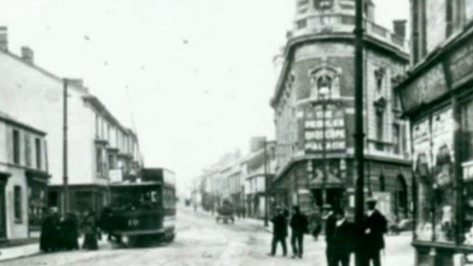 Palace Theatre at turn of 20th Century