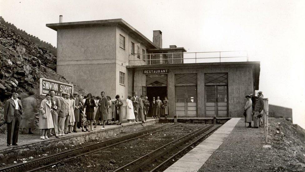 SUMMIT 1935 EXTERNAL PASSENGERS ON PLATFORM