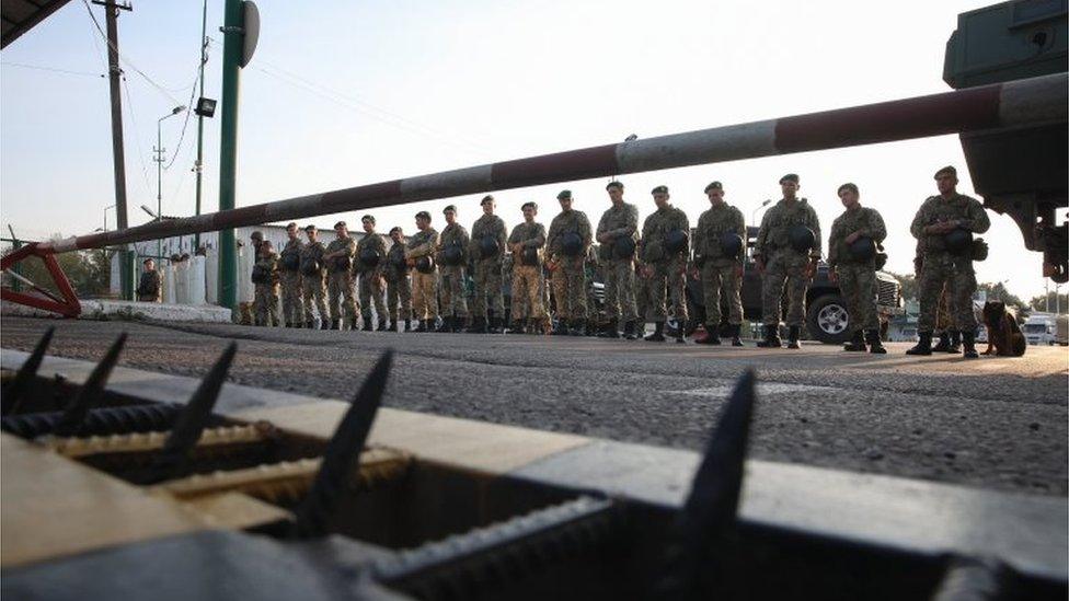 A line of Ukrainian border guards stand at the crossing with Poland not far from Lviv (10 Sept 2017)