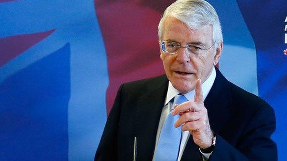 Oedd eisteddfota yn rhoi hyder i John Major fod yn siaradwr cyhoeddus?