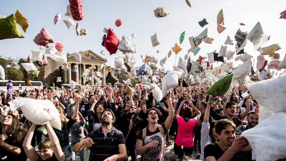 Pictures: Thousands join giant feathery fight - BBC Newsround