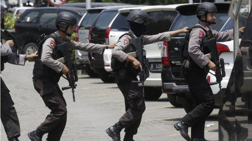 Armed police on the scene in Jakarta, Indonesia (14 Jan 2016)