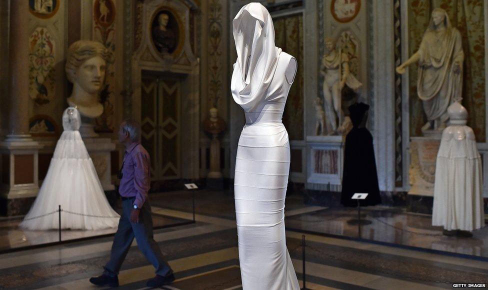 Azzedine Alaïa: Popular Tunisian couturier dies aged 77 - BBC News