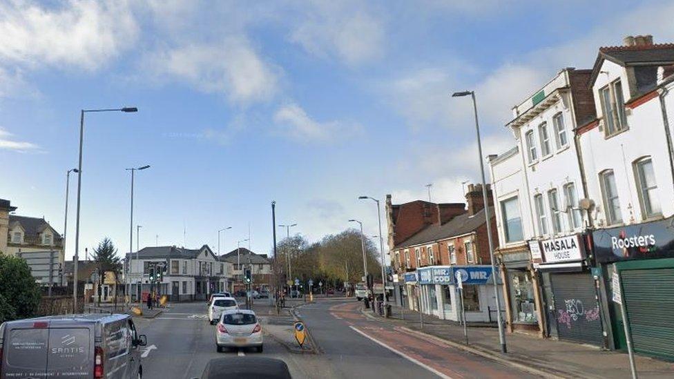 The two inbound lanes in London Road, Reading