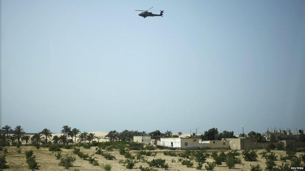 A helicopter flies over the Sheikh Zuweid area (25 May 2015)