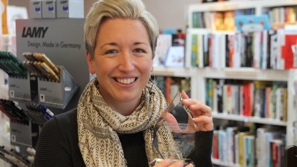 Emma Corfield-Walters Siop lyfrau Bookish a'i gwobr High Street Hero