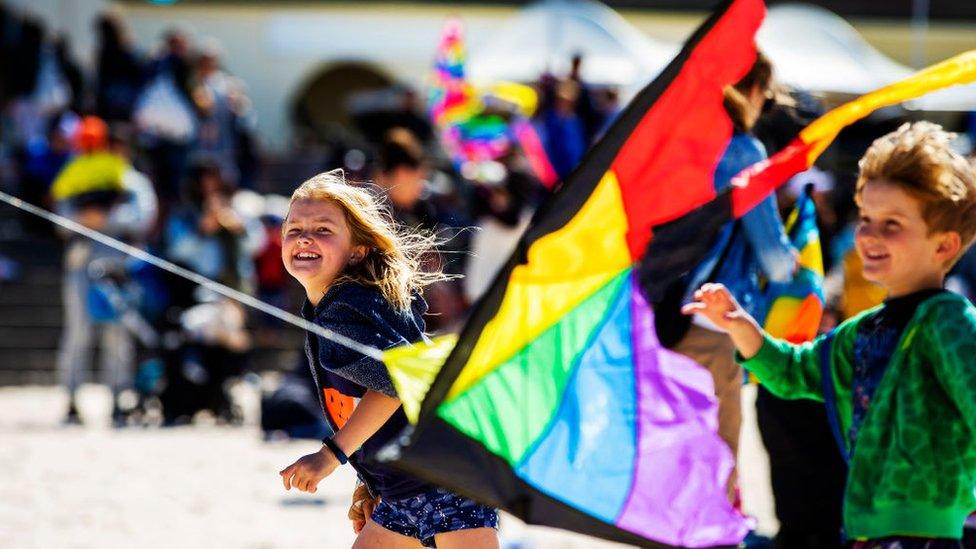 kids-playing-with-kite