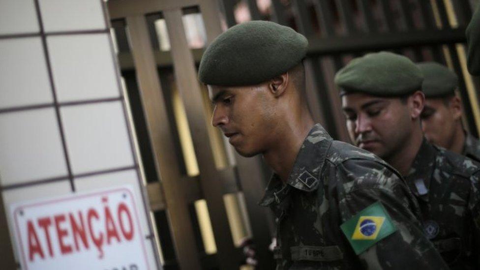 Soldiers visit people's homes during an operation to kill the Aedes aegypti mosquito that spreads the Zika virus in the Tijuca neighborhood of Rio de Janeiro (15 February 2016)