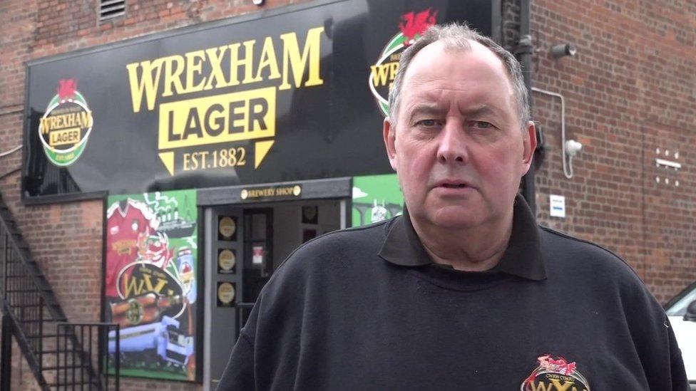 Mark Roberts o gwmni Wrexham Lager