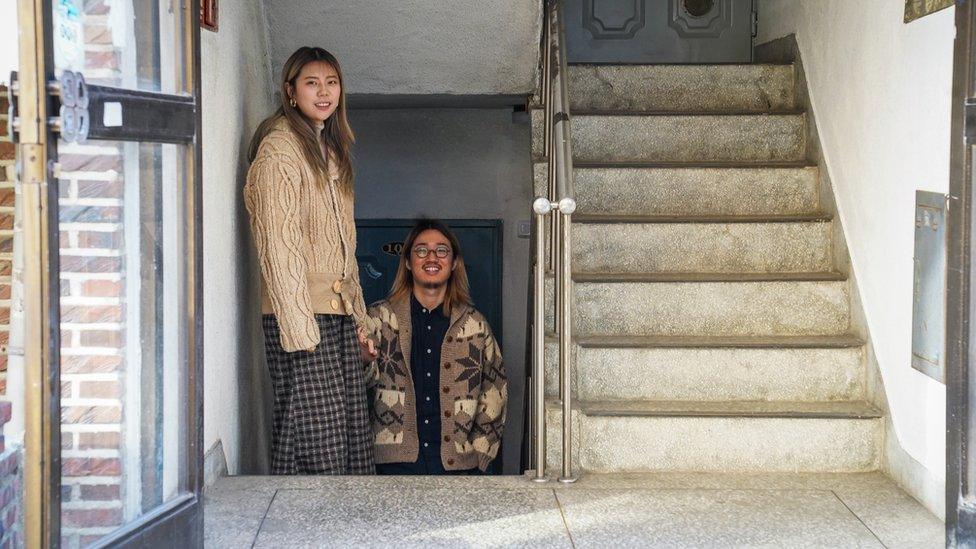 Shim Min and Park Young-jun in their apartment