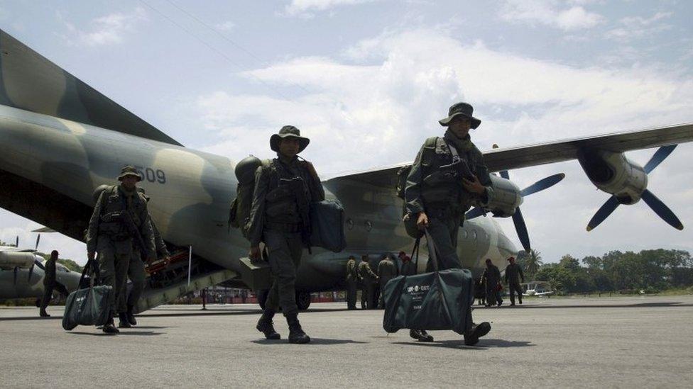 Venezuelan soldiers arrive to an airport at La Fria