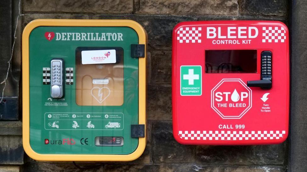 Inneal Defibrillator agus uidheamachd chobhair fala