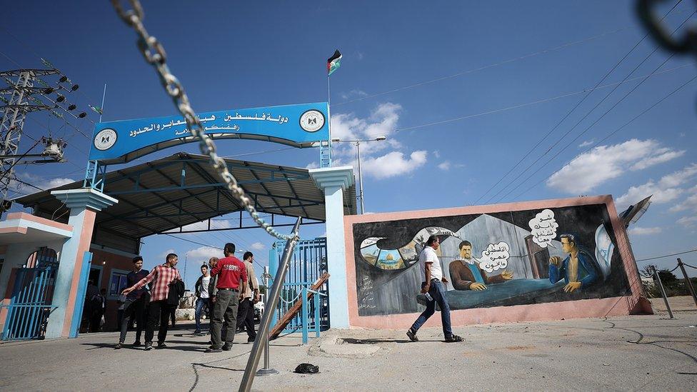 Palestinians walk past the Erez crossing in the northern Gaza Strip (1 November 2017)