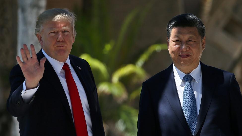 U.S. President Donald Trump waves as he and China"s President Xi Jinping walk along the front patio of the Mar-a-Lago estate after a bilateral meeting in Palm Beach, Florida, U.S., April 7, 2017