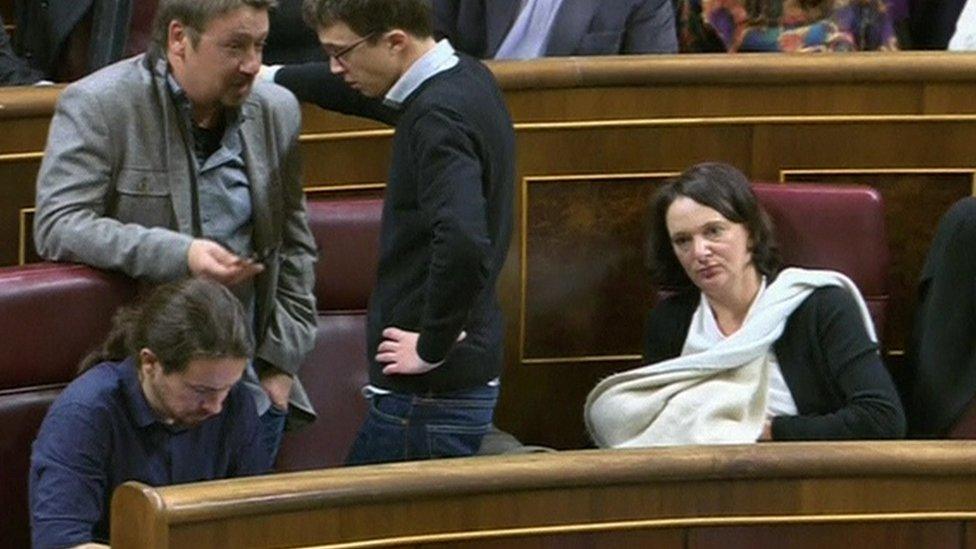 Carolina Bescansa breastfeeds in parliament (13 Jan)