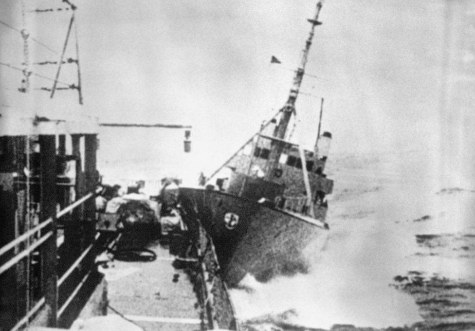 A view of the collision between the Royal Navy frigate and the Icelandic gunboat "Thor" in 1976