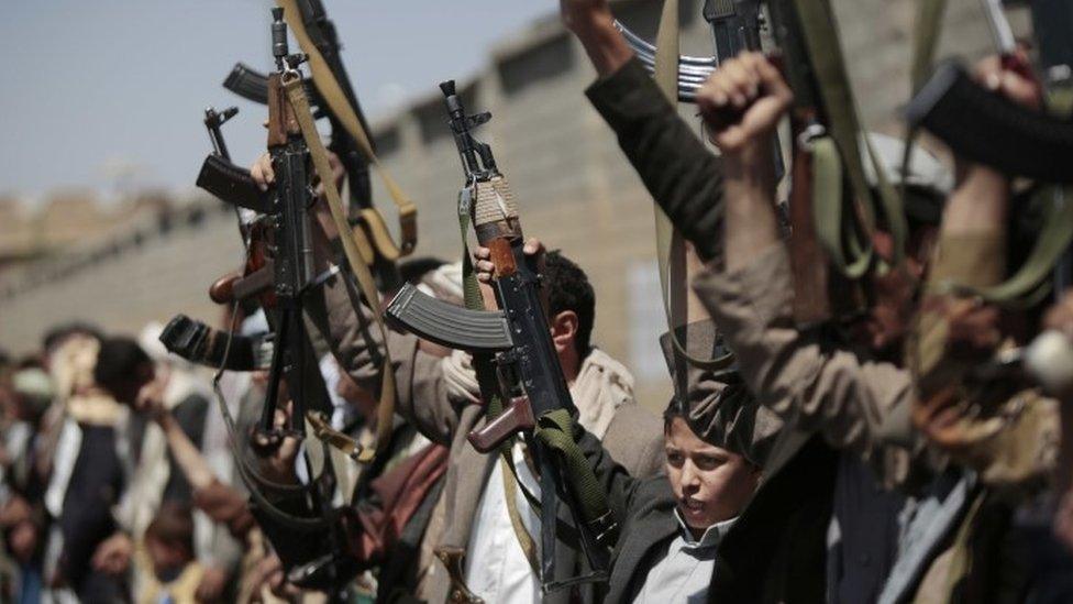 Tribesmen loyal to Houthi rebels hold their weapons as they chant slogans in Sanaa (02 October 2016)