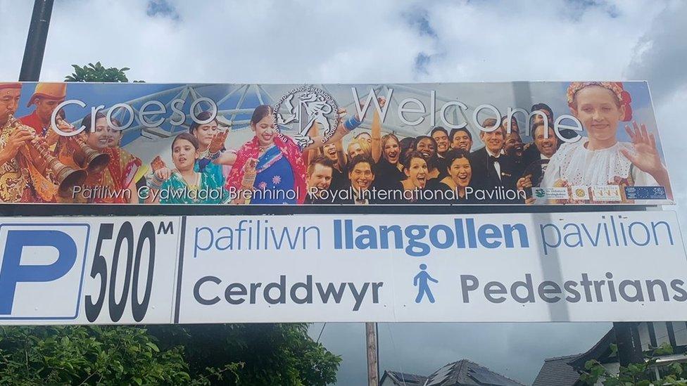 Arwydd wrth un o fynedfeydd arferol Eisteddfod Llangollen