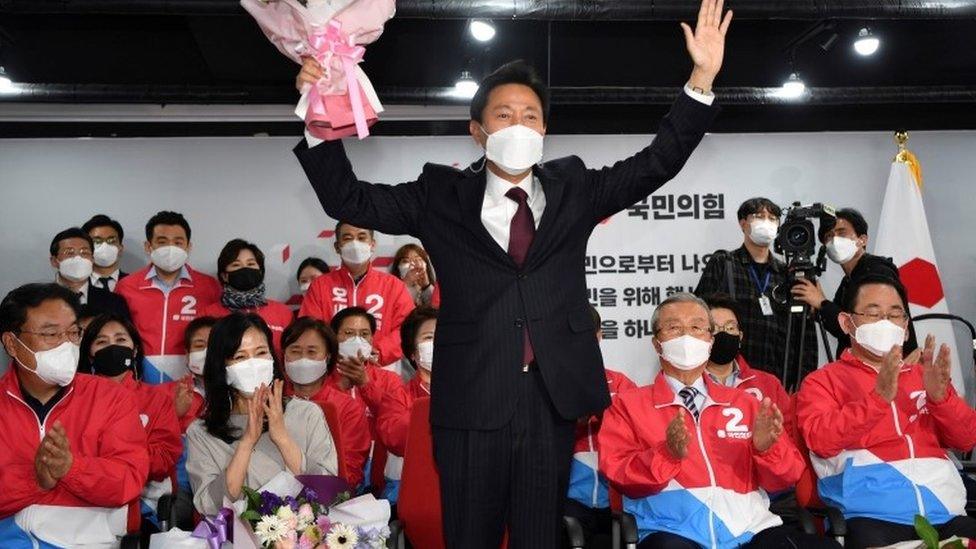 Oh Se-hoon, the candidate of the main opposition People Power Party, celebrates next to his wife