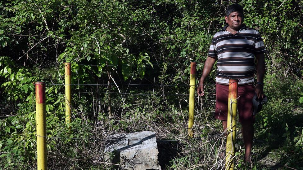 Aldinélson Pavão standing next to the exploratory well