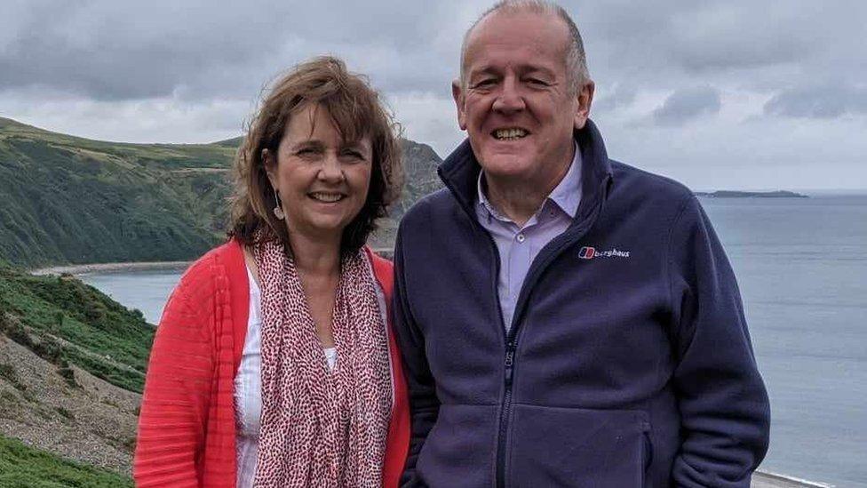 Llinos Roberts a'i diweddar ŵr, Aled Roberts