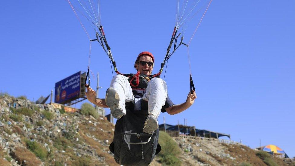 Sven Kühn von Burgsdorff goes paragliding along Gaza's coast (16 July 2023)