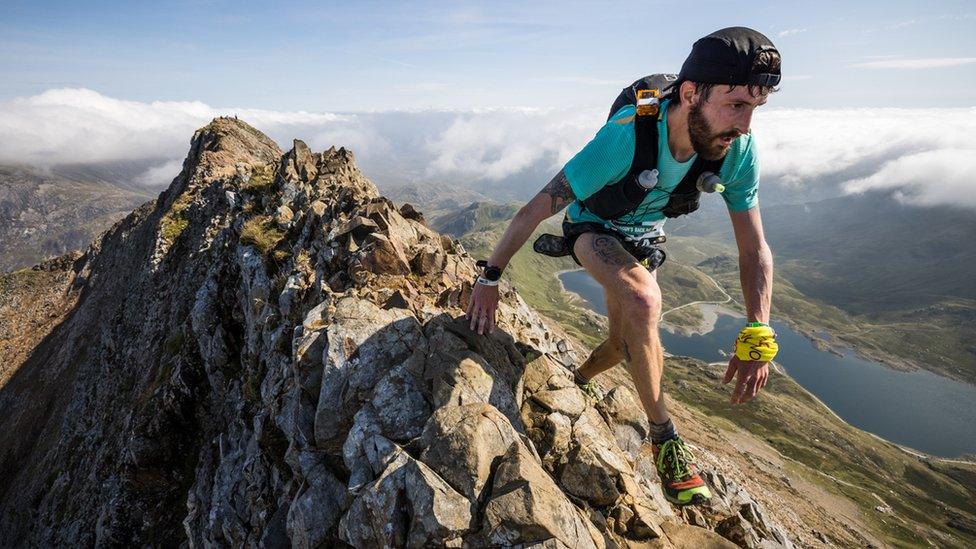 Rhedwr ar Crib Goch