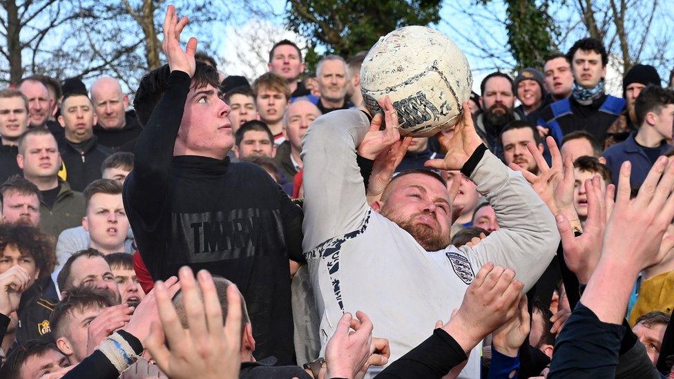 Wayne Rooney lookalike reaches for the ball