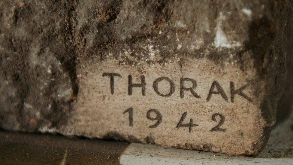 The Thorak 1942 inscription