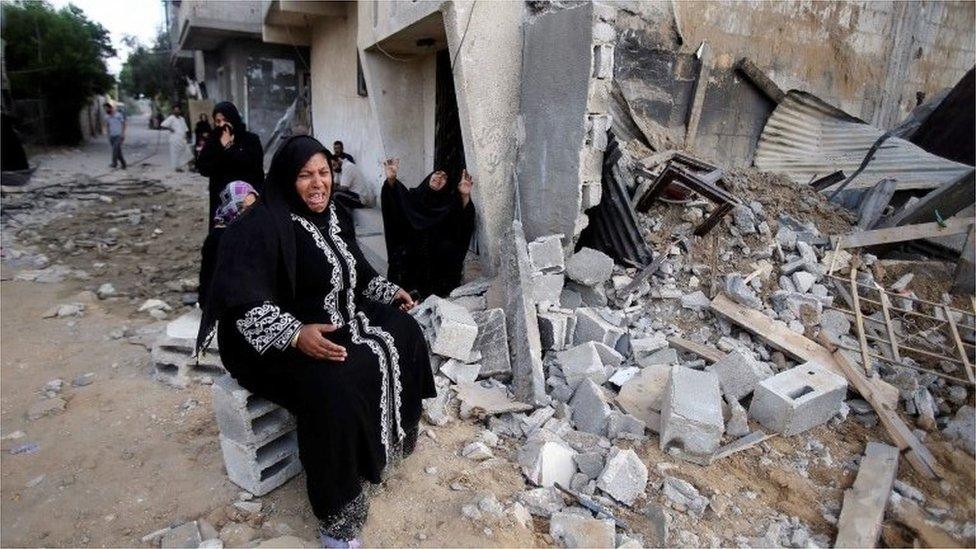 Palestinian women at site of destroyed house in Khan Younis, Gaza (21/07/14)