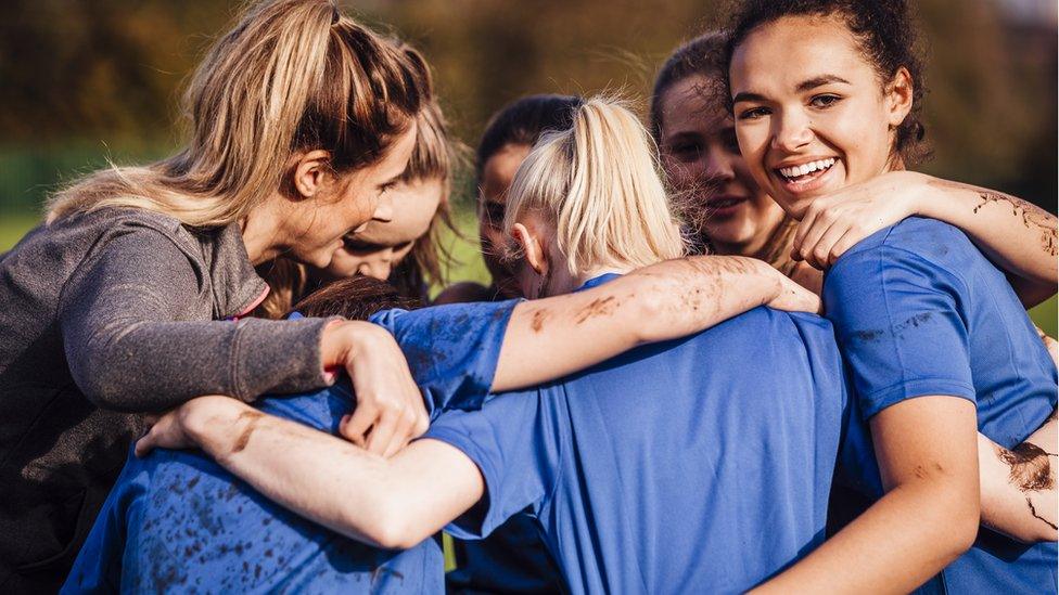 Women rugby players huddles