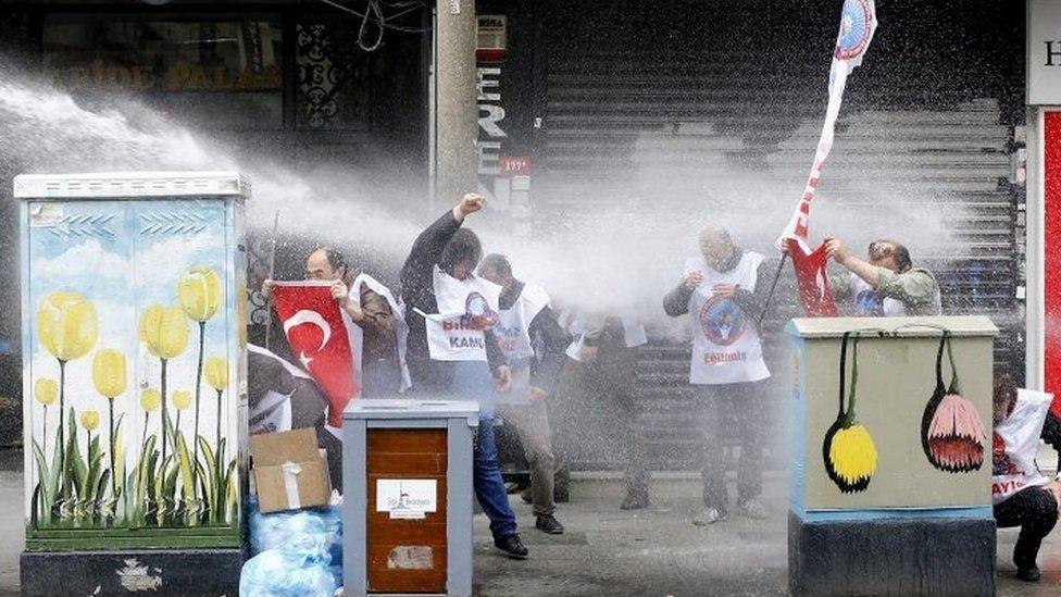 Police use water cannon against demonstrators in Istanbul (01/05/2016)