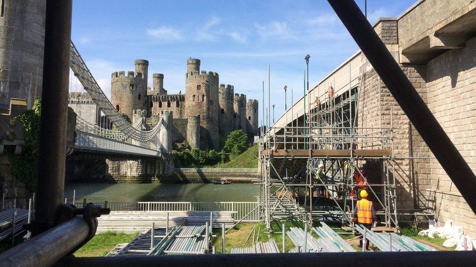 Gwaith ar bont dros Afon Conwy