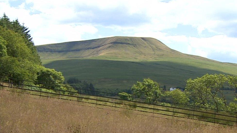 tirwedd cymru ger aberhonddu