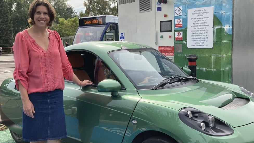 Harriet Murray Jones yn rhoi tanwydd mewn car hydrogen