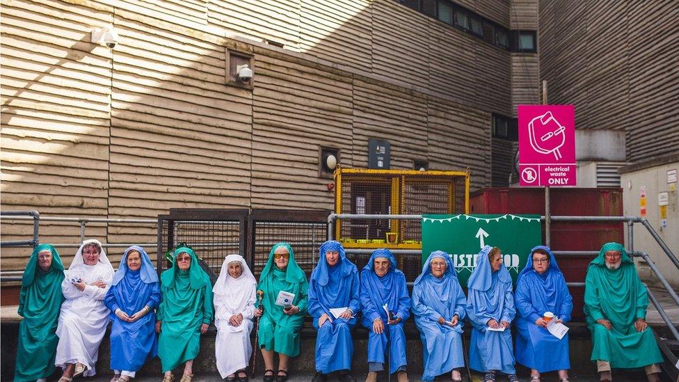 Aelodau'r Orsedd yn ymgynull gefn llwyfan // Members of the Gorsedd gather backstage for the crowning ceremony