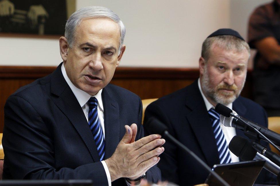 File photo showing Israeli Prime Minister Benjamin Netanyahu and Attorney General Avichai Mandelblit at a cabinet meeting (19 May 2013)