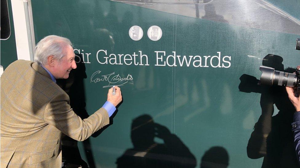 Sir Gareth Edwards names GWR train