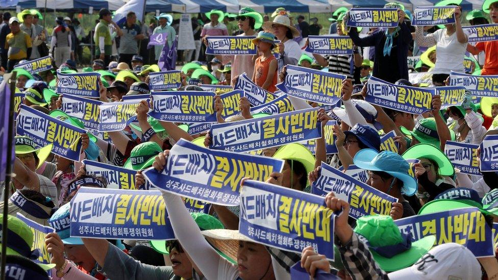 Seonjgu residents chanting in protest