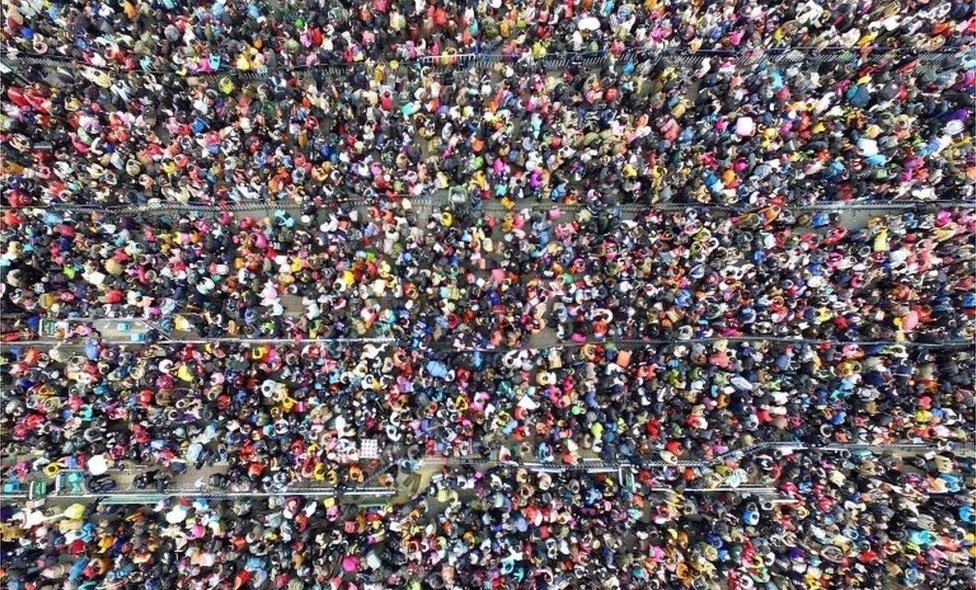 Crowds at Guangzhou station (2 Feb 2016)