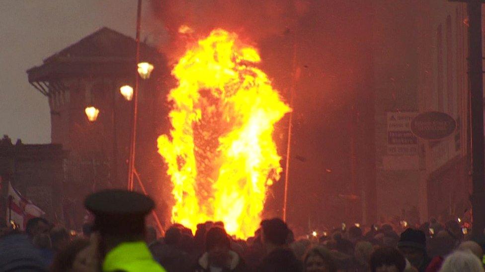 Effigy of Lt Col Robert Lundy being burned after December parade by Apprentice Boys of Derry