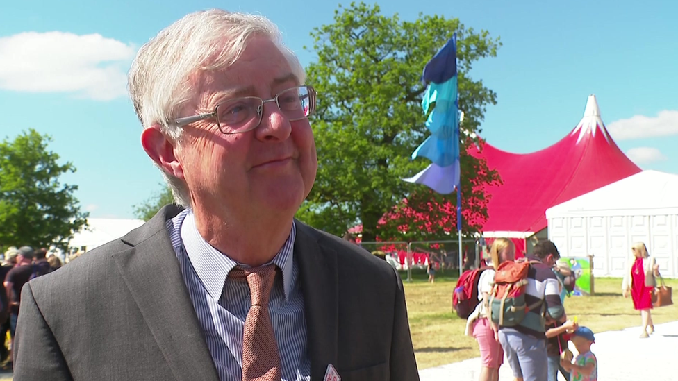 Mark Drakeford ar y maes