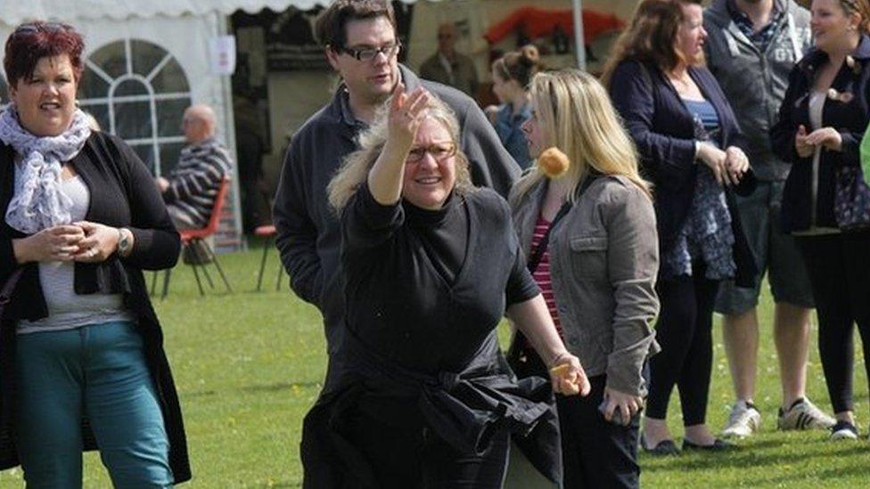 A lady throwing a knob in 2015